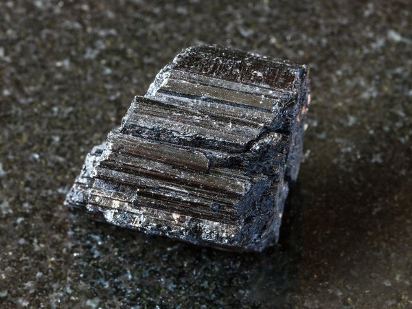 Découvrez la beauté de la pierre tourmaline noire brute