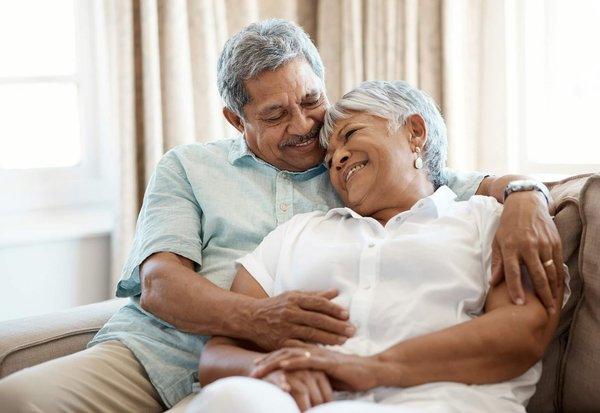 Retrouver son premier amour après 50 ans : Comment reprendre le contact ?