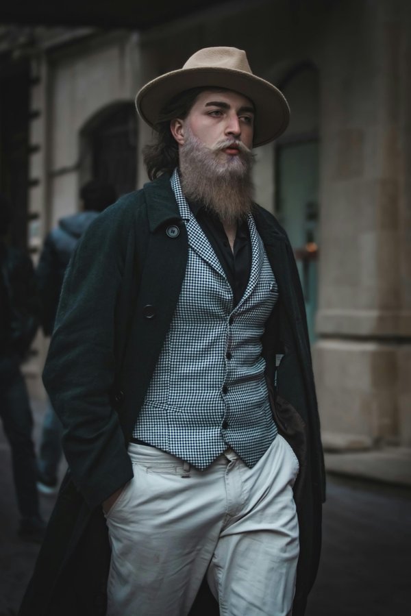 Le trench noir pour homme : Histoire, caractéristiques et conseils de style